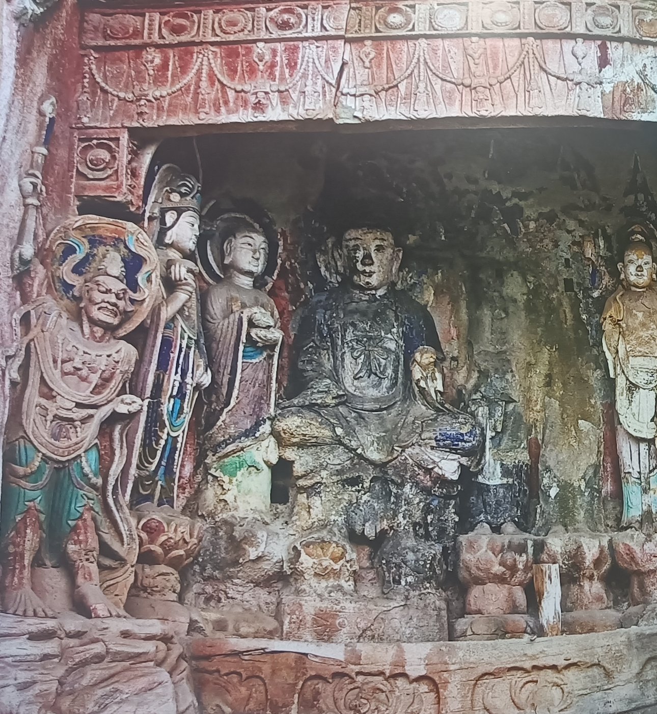 Layered figures and surviving pigment in Niche 107