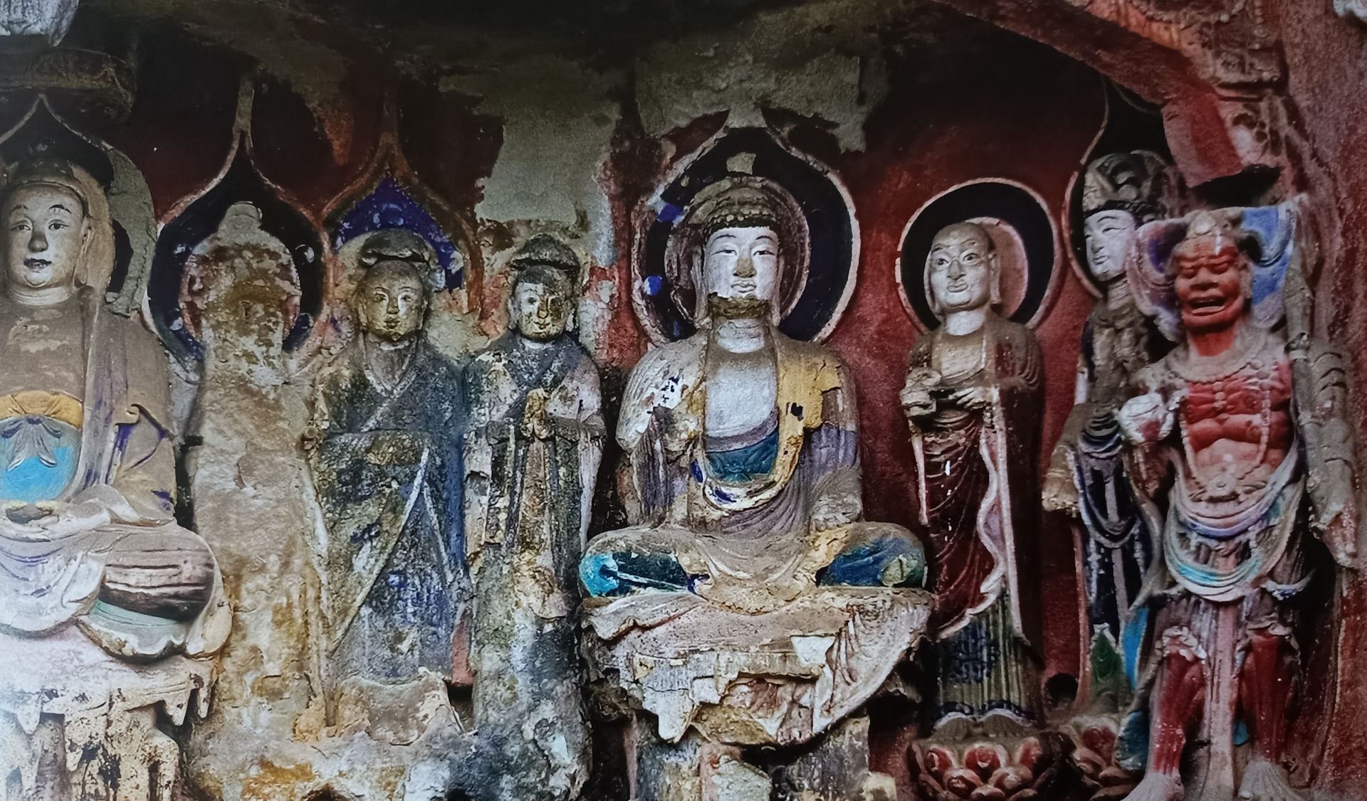 Two principal figures and attendants in Niche 107