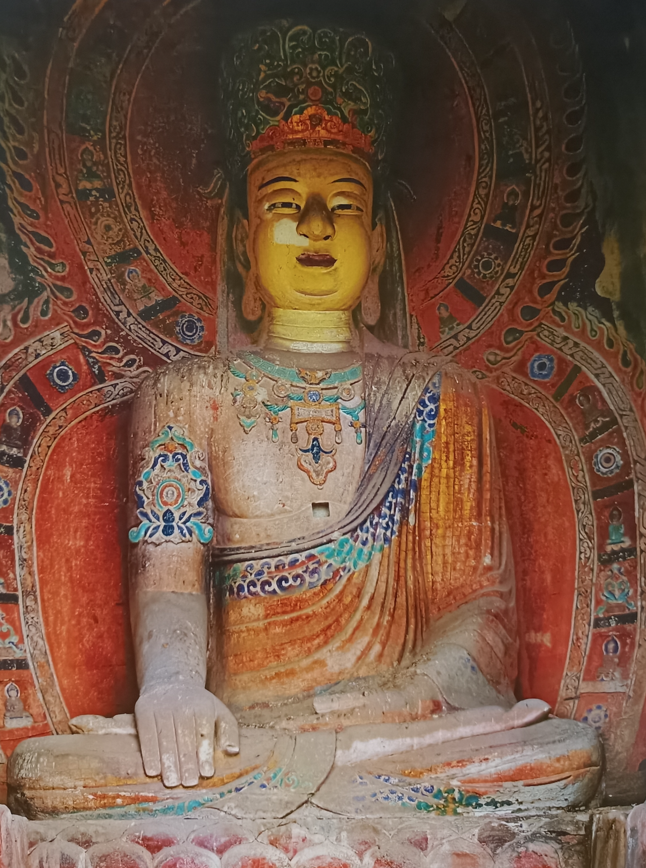 Large seated Vairocana figure in Niche 103
