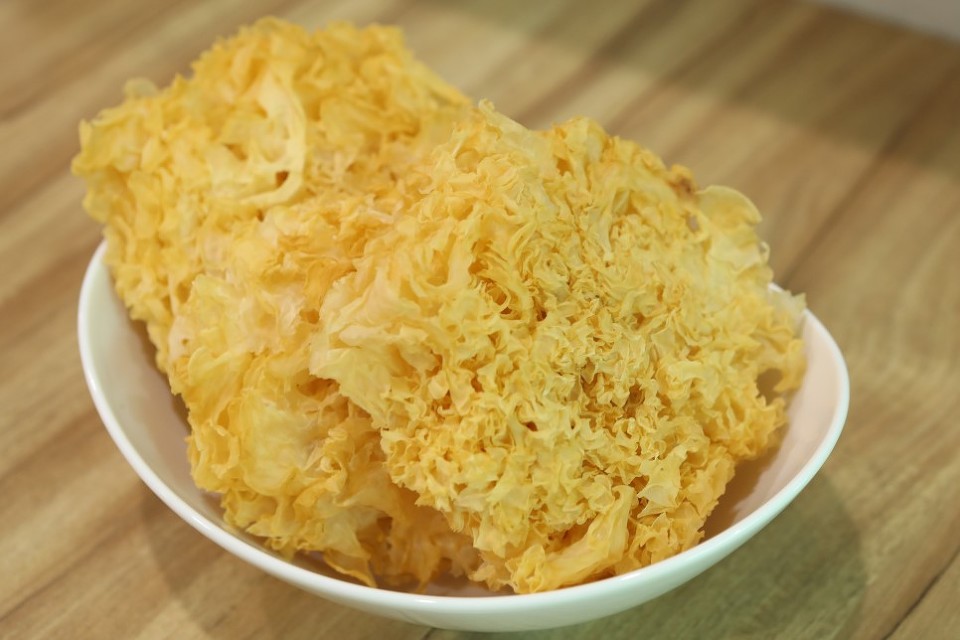 Yellow-white ruffled Tremella-like product in a bowl