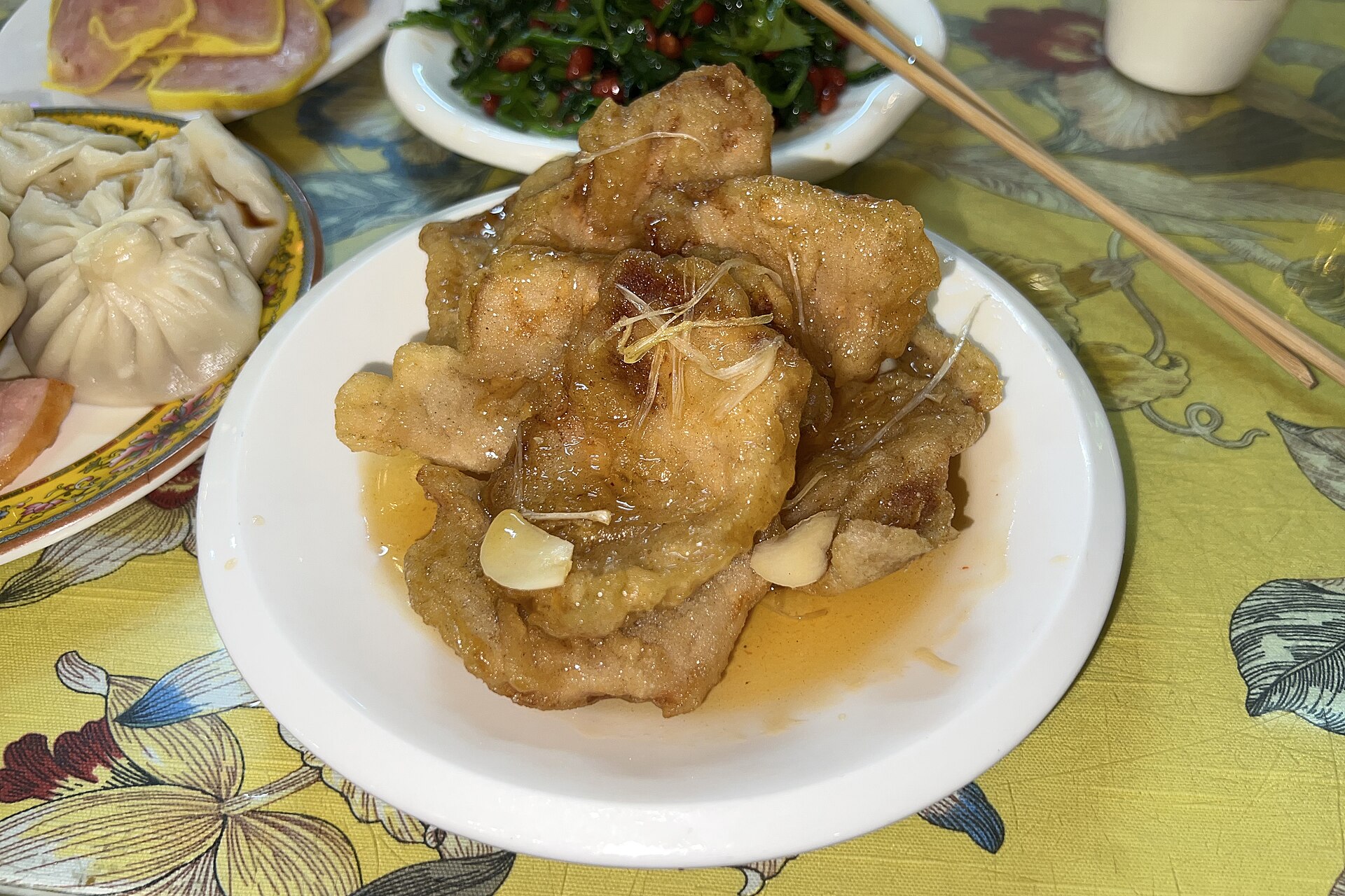 Plate of guobaorou served at Zhen Bu Tong in Changchun