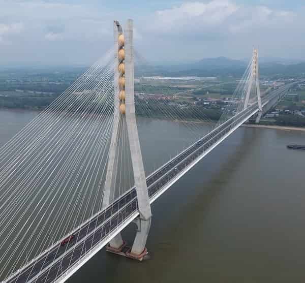 Chizhou Yangtze River Bridge in Chizhou