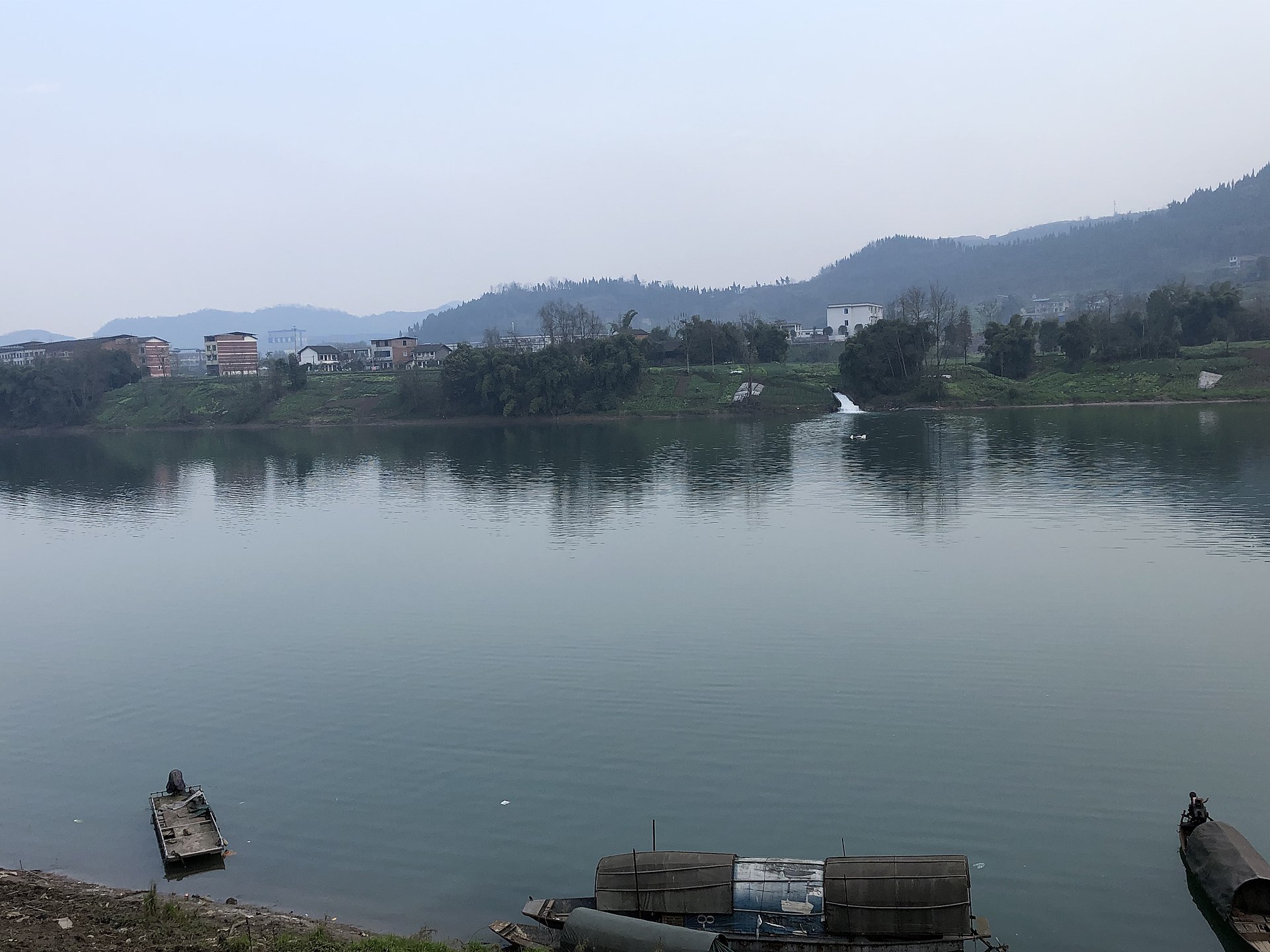 Small boats and cultivated banks along a Zhou River reach in Dachuan