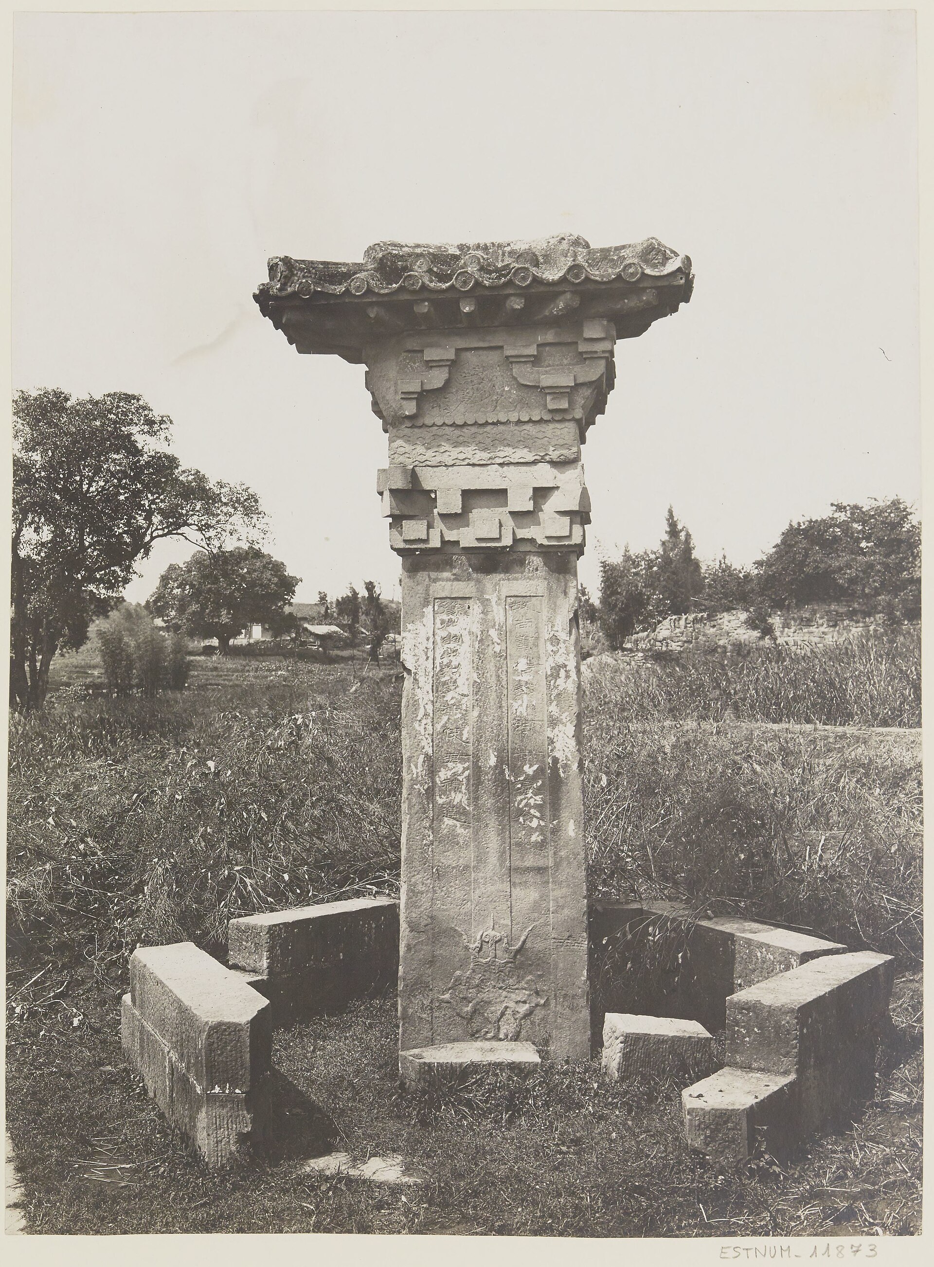Public-domain 1914 photograph of Feng Huan Que in cultivated land