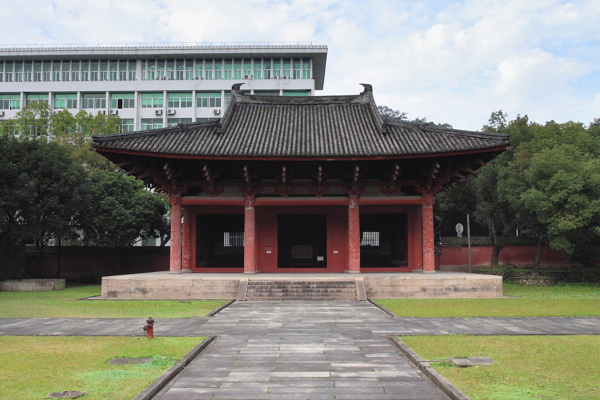Front view of the historic timber hall at Hualin Temple in Fuzhou