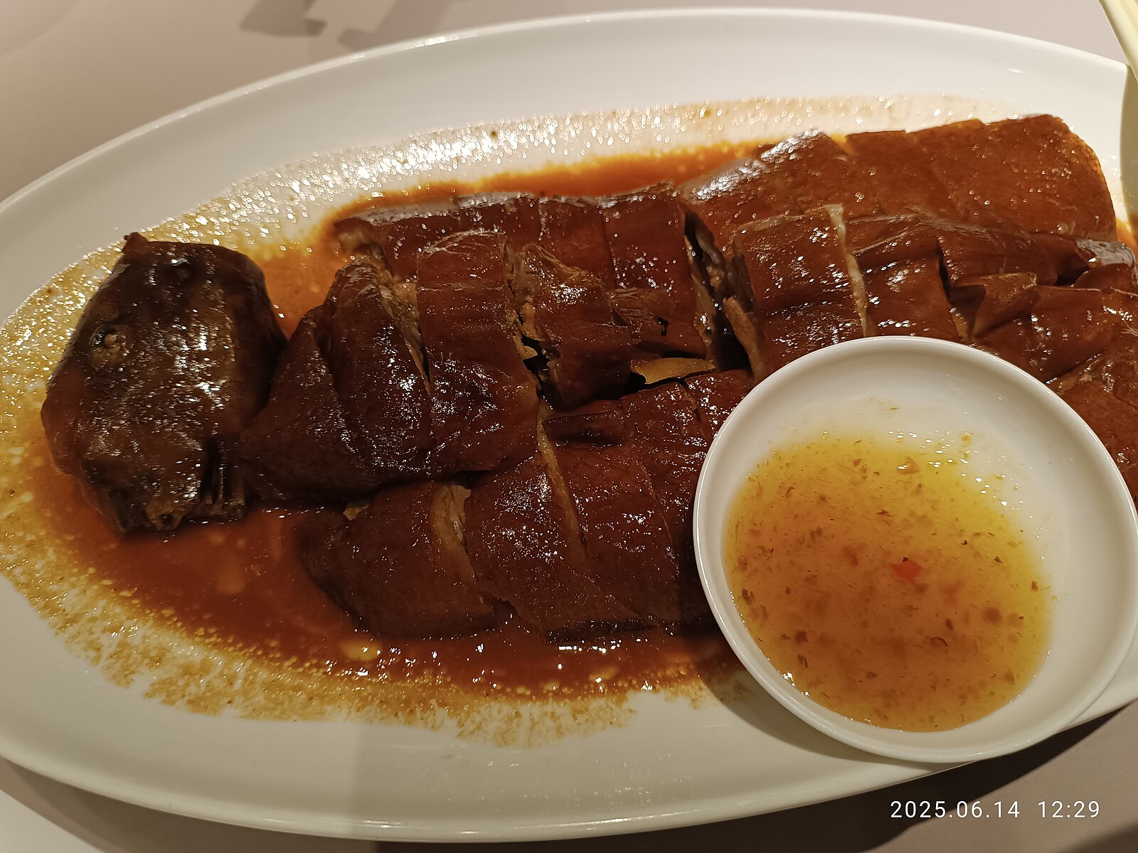 Chopped glazed roast goose with dipping sauce