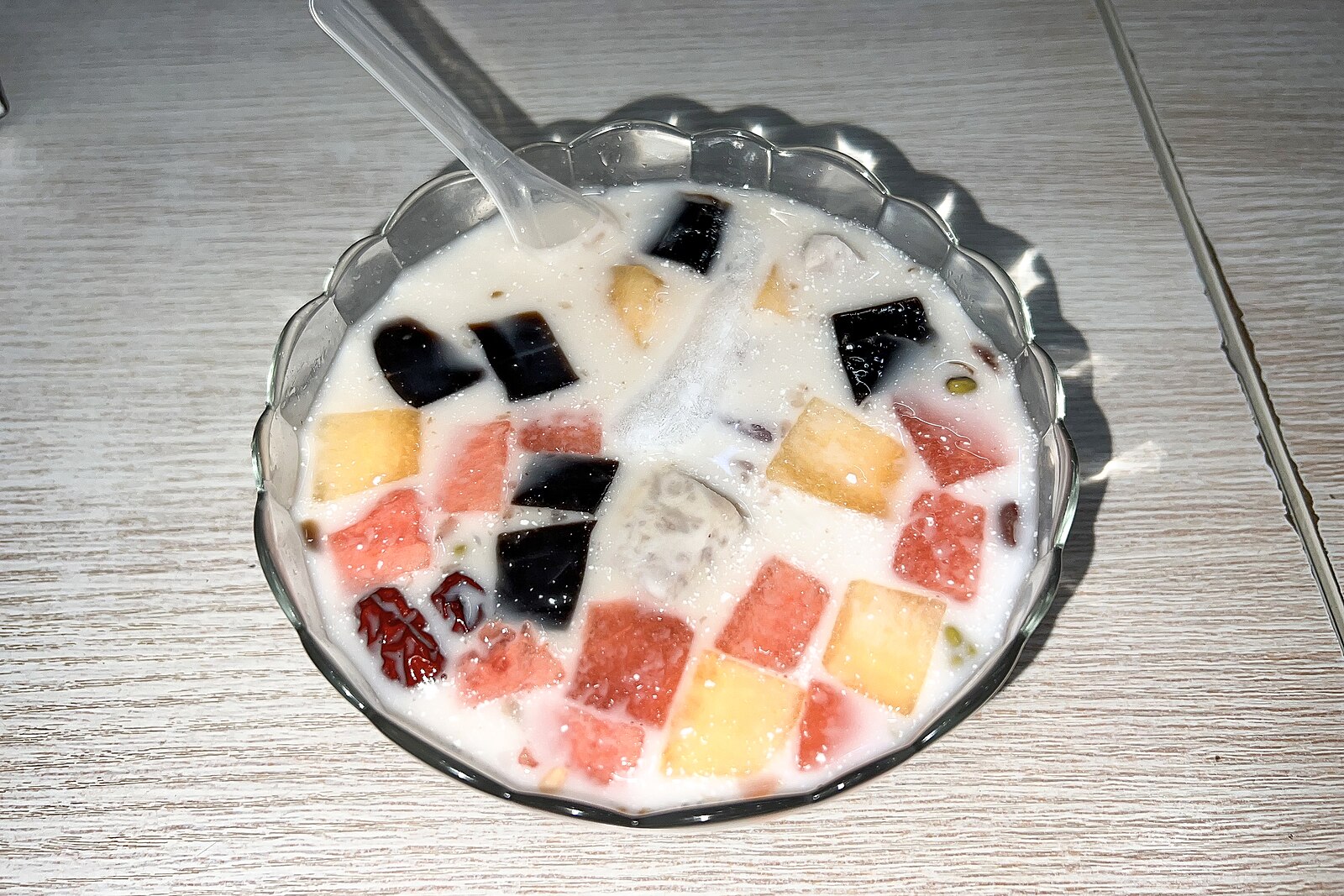 One coconut-milk qingbuliang serving photographed in Sanya