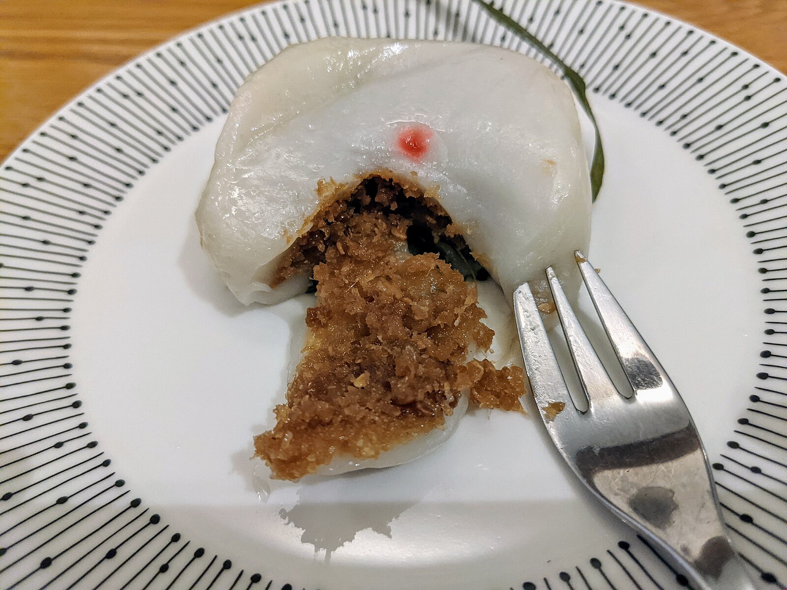 Cut-open Hainanese yi bua showing wrapper and filling