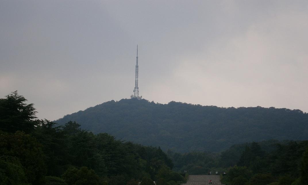 Hazy 2013 profile of Dashushan and its broadcast tower