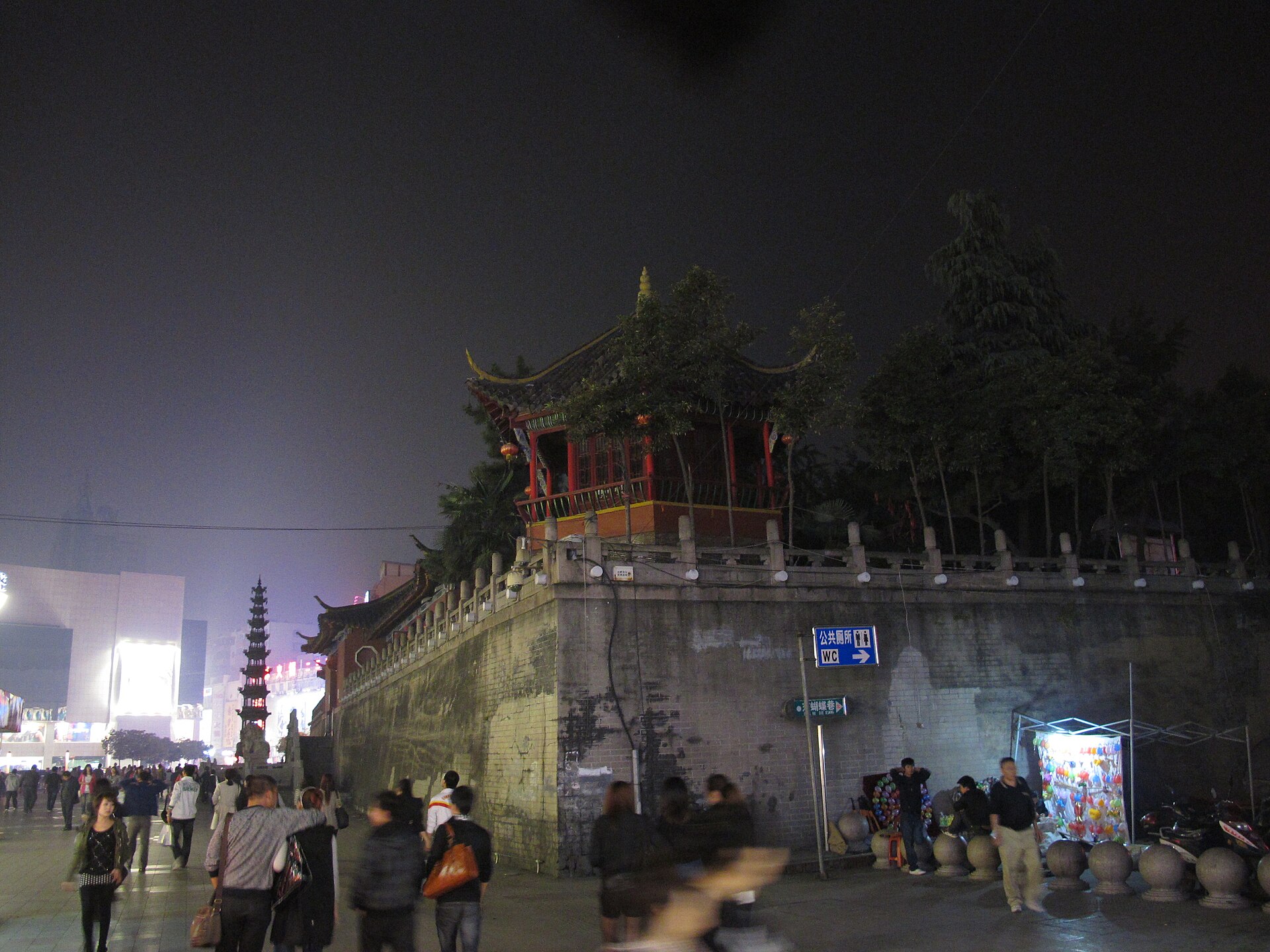 Evening street view of Mingjiao Temple in Hefei in 2010