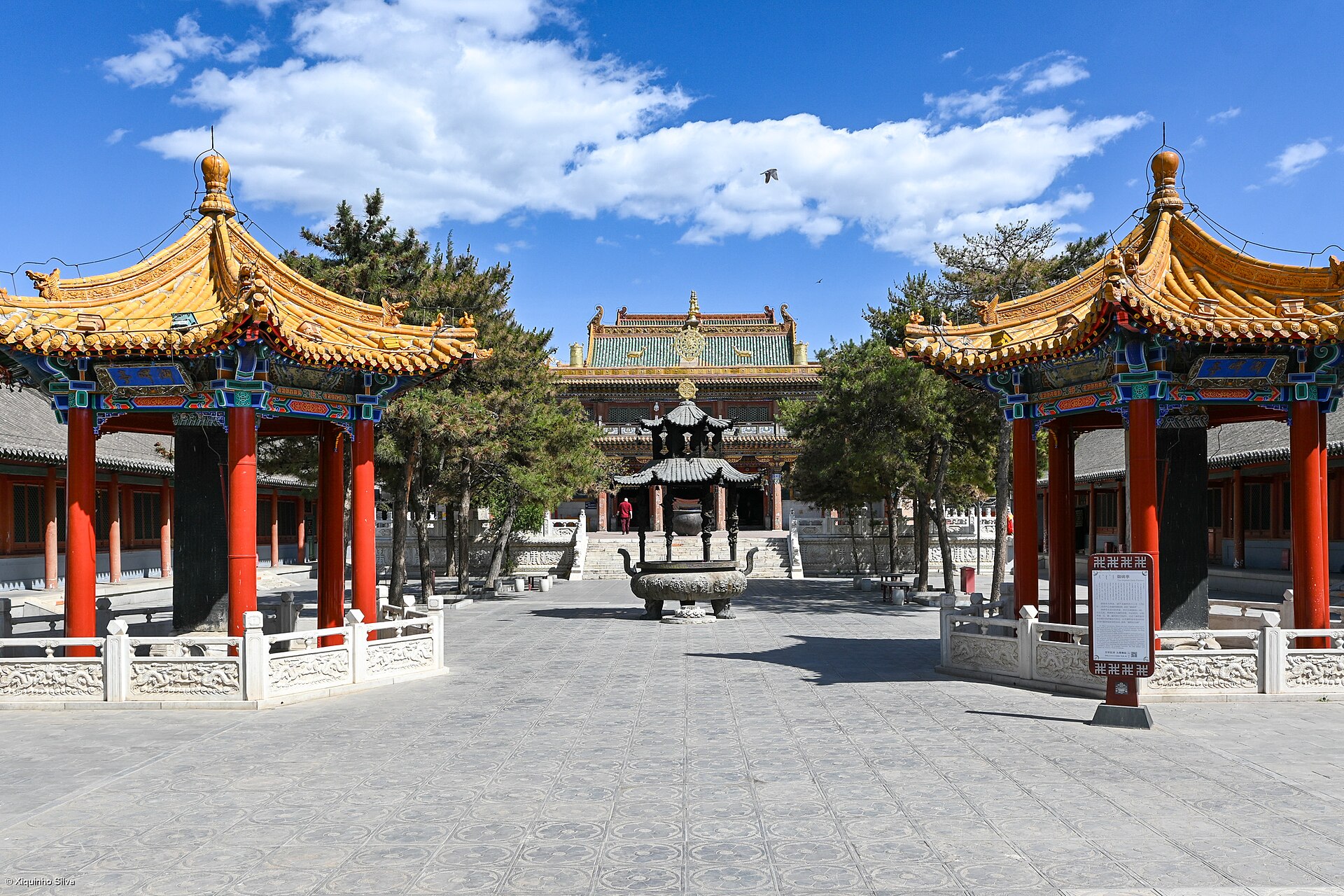 Incense vessel, yellow-roofed pavilions and main hall on the Xilitu Zhao courtyard axis