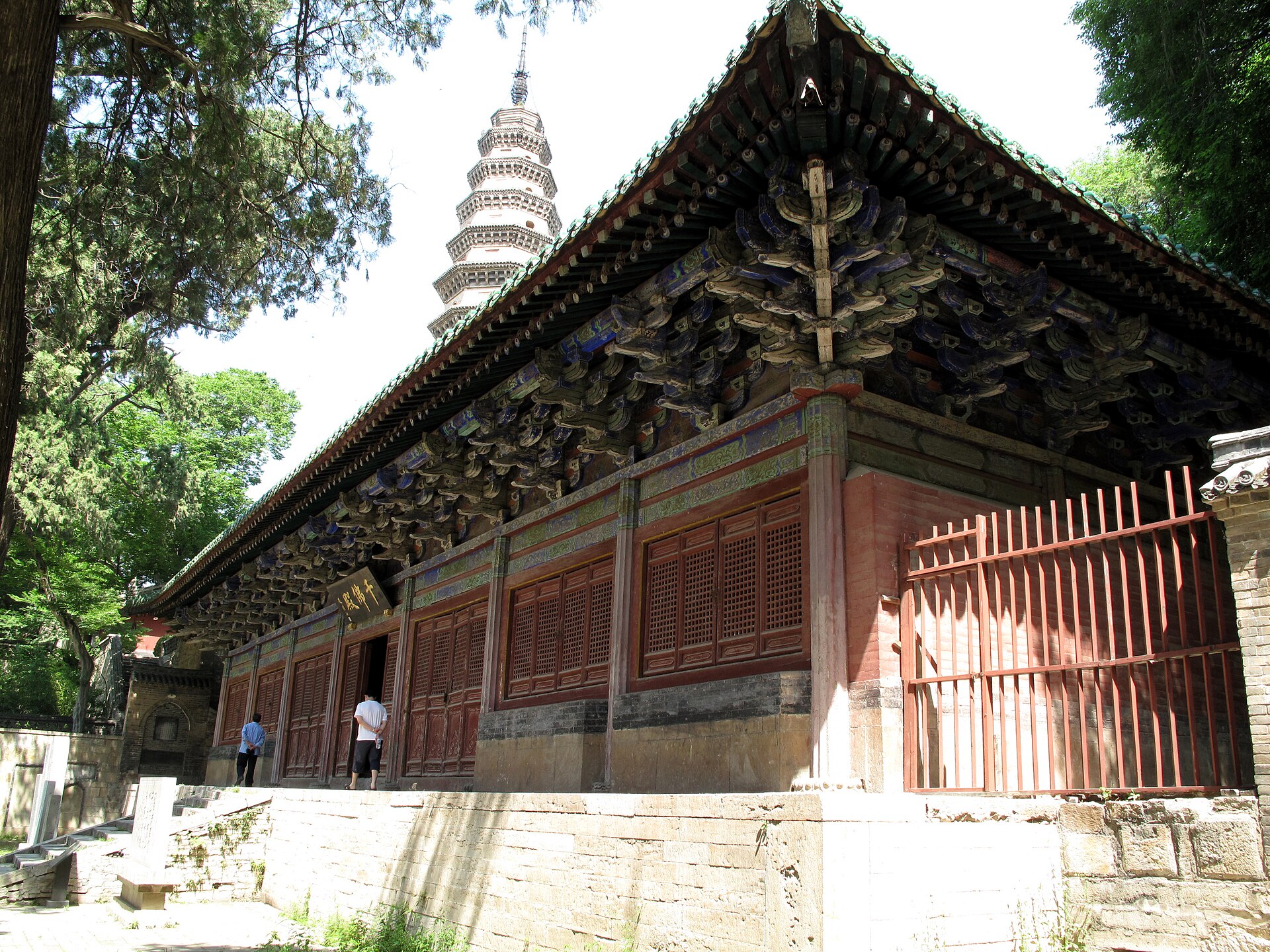 Temple hall with pagoda behind at Lingyan Temple