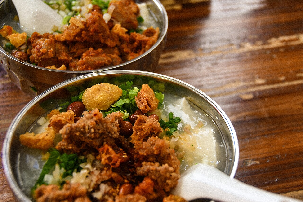 Bowls of Leshan tofu pudding with crisp toppings and peanuts