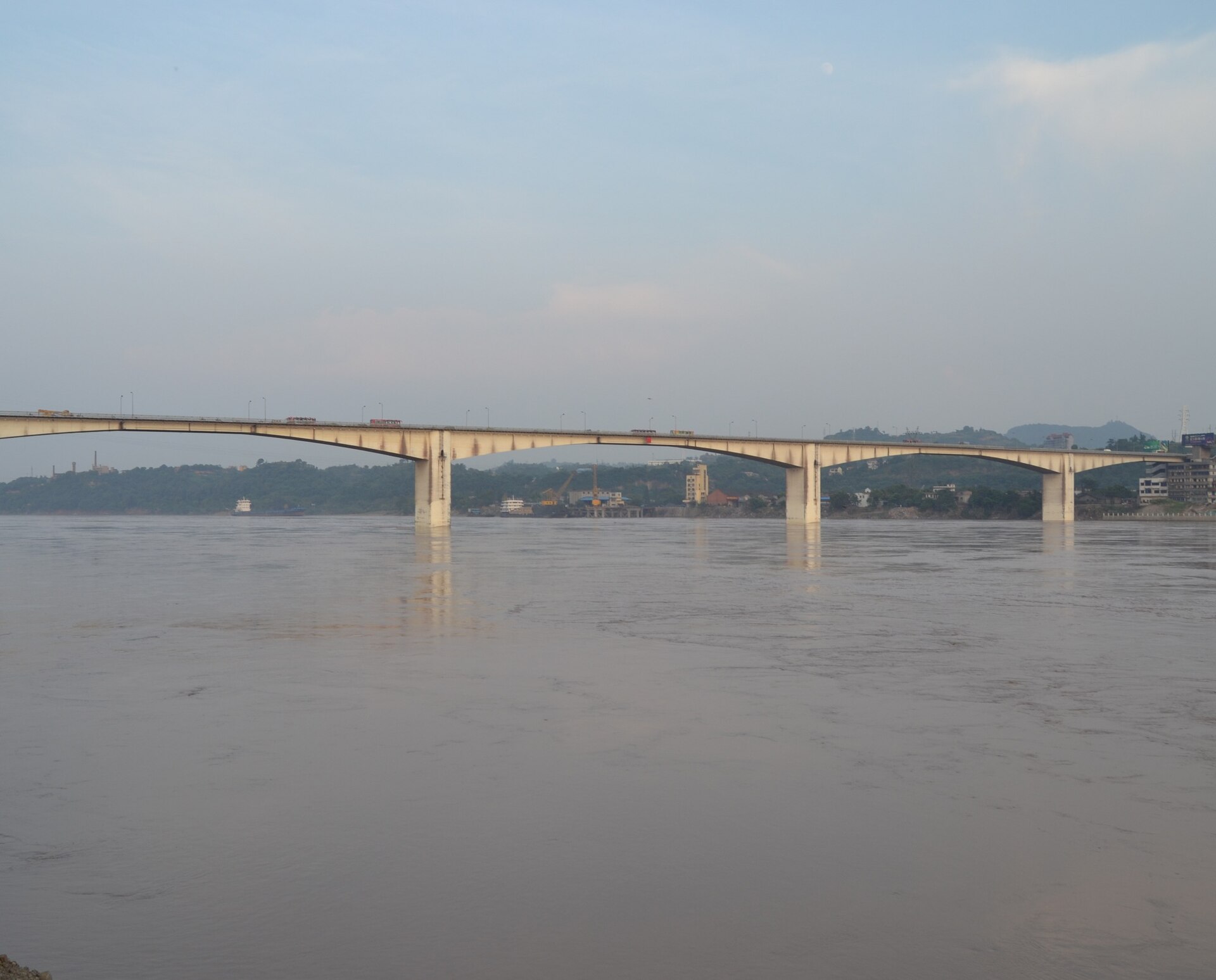 Luzhou Yangtze River Bridge crossing the river