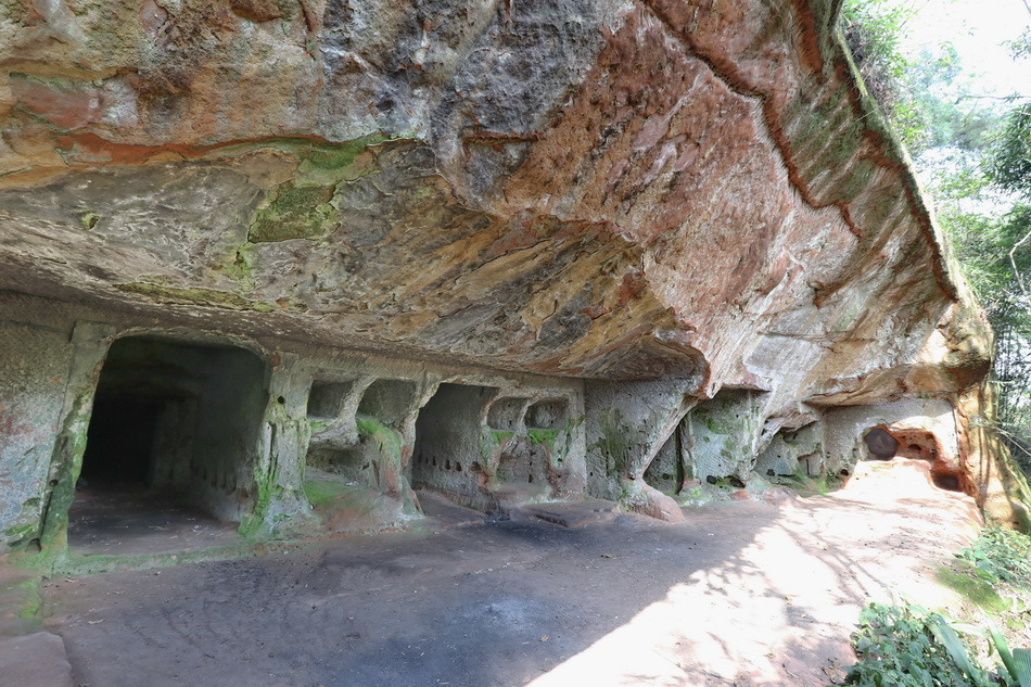 Ruifeng cliff-tomb group in Qingshen
