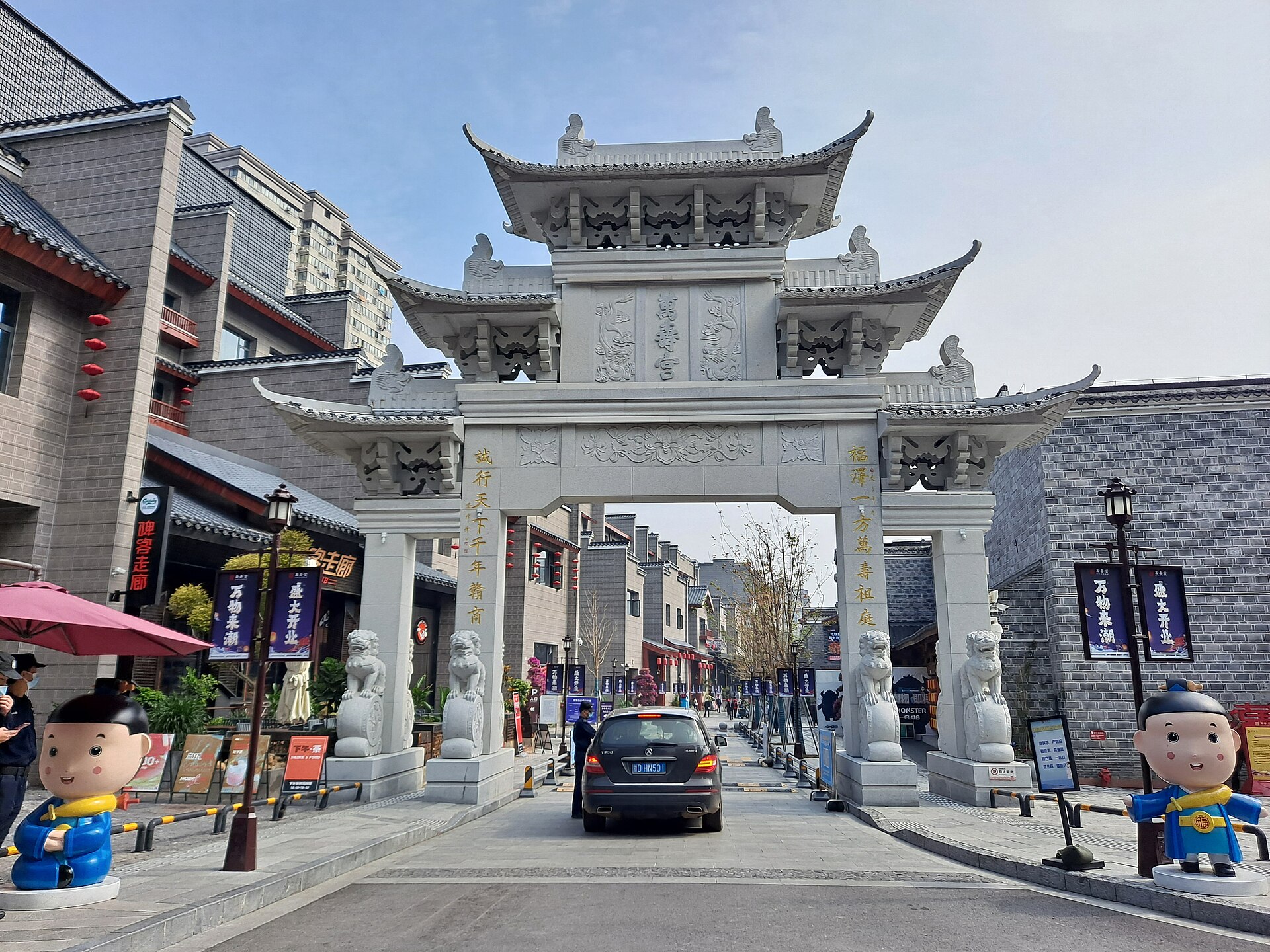 Gateway and streetscape in Nanchang's Wanshou Palace historic district