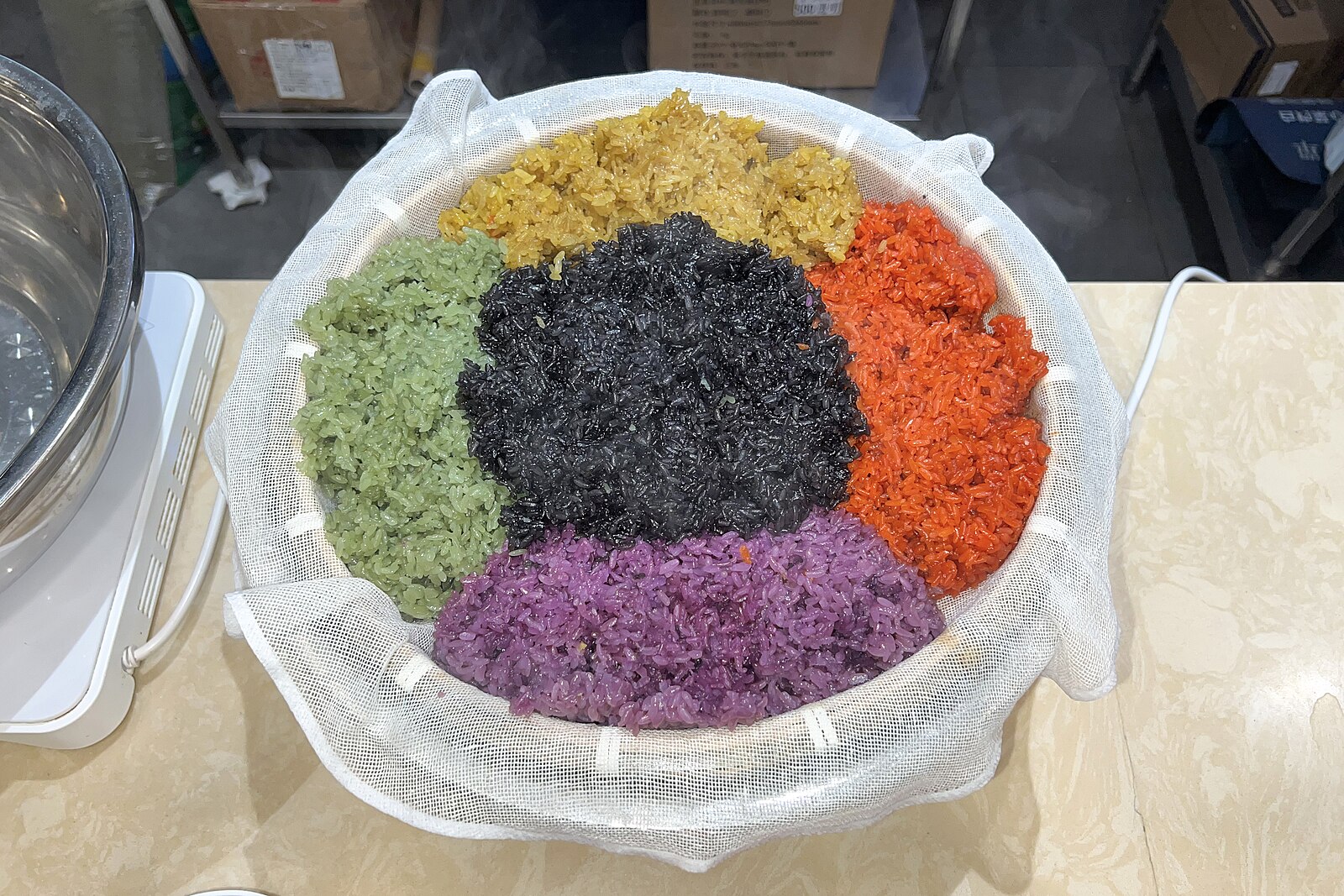 Five differently coloured portions of glutinous rice
