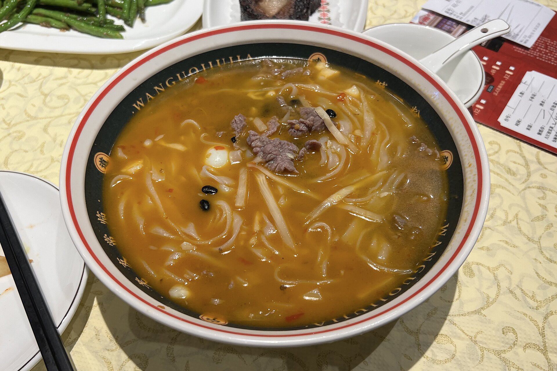 Beef-topped bowl of laoyou rice noodles served in Nanning