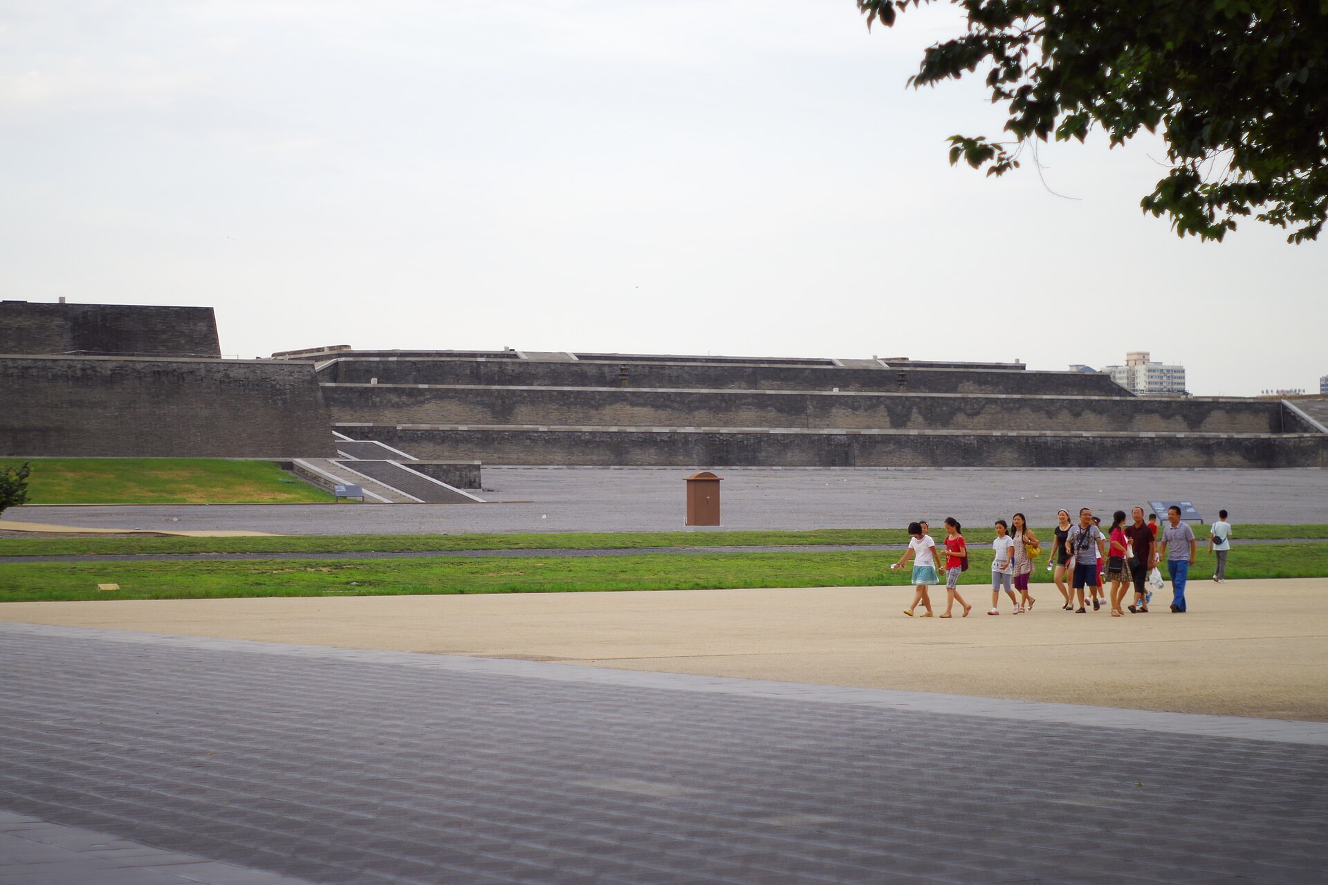 Terraced presentation of the Hanyuan Hall site with visitors