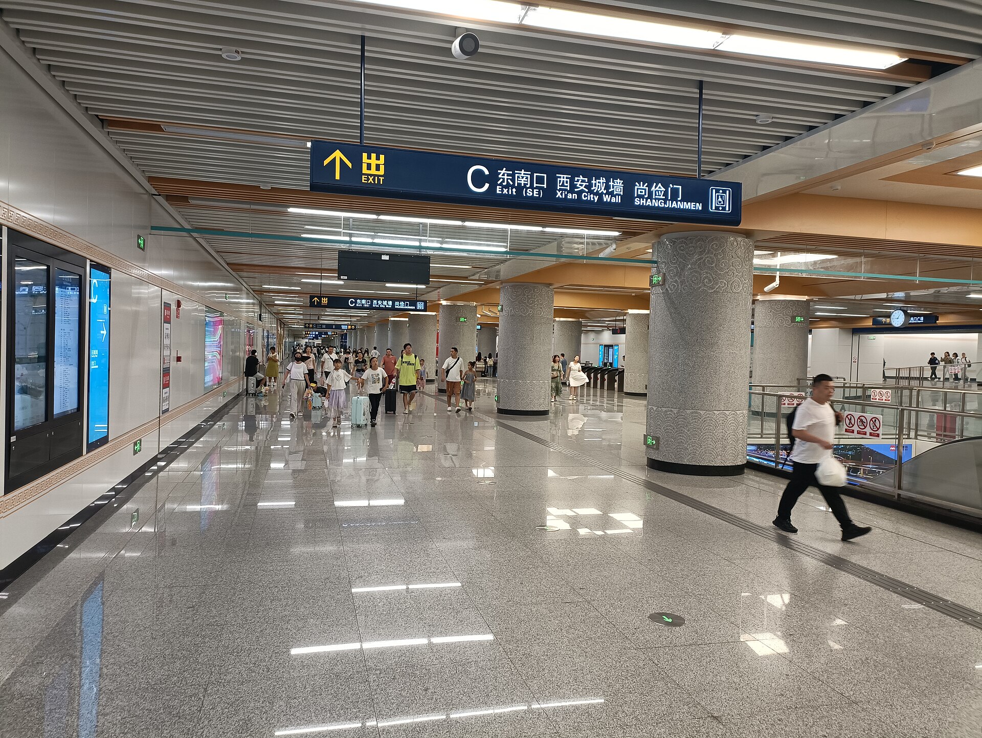Passengers and bilingual wayfinding inside Xi'an Zhan metro station
