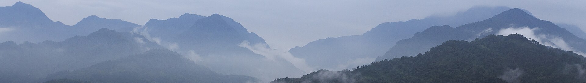 Ultra-wide layered mountain ridges at Longcanggou