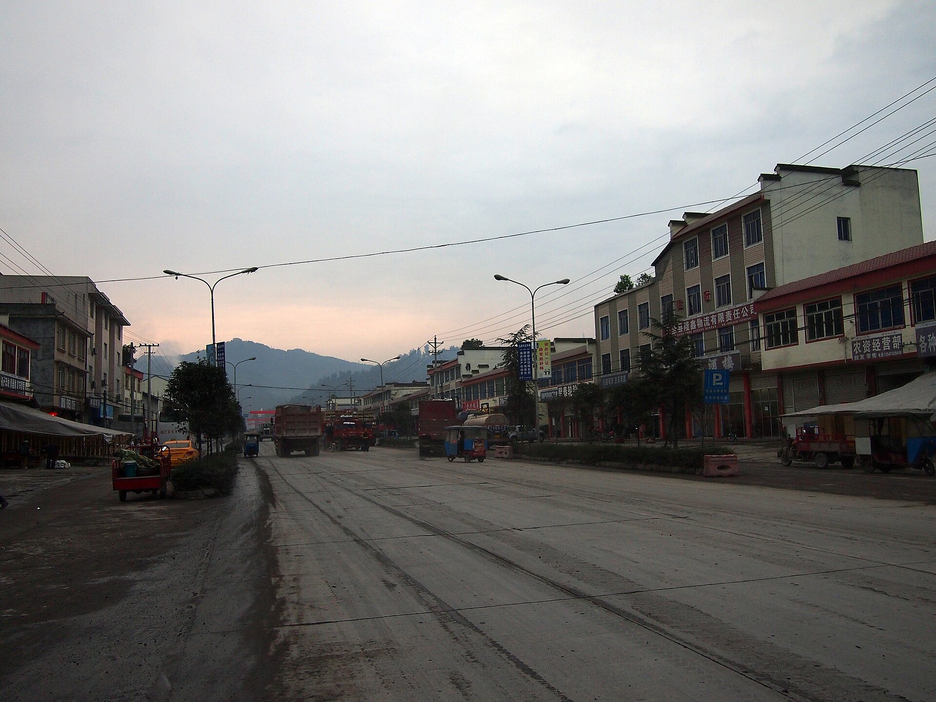 Dated street and mountain setting at Shiyang Town in Tianquan