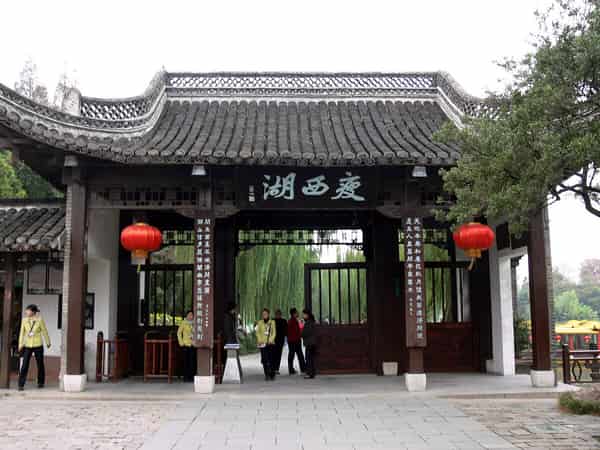 Slender West Lake in Yangzhou