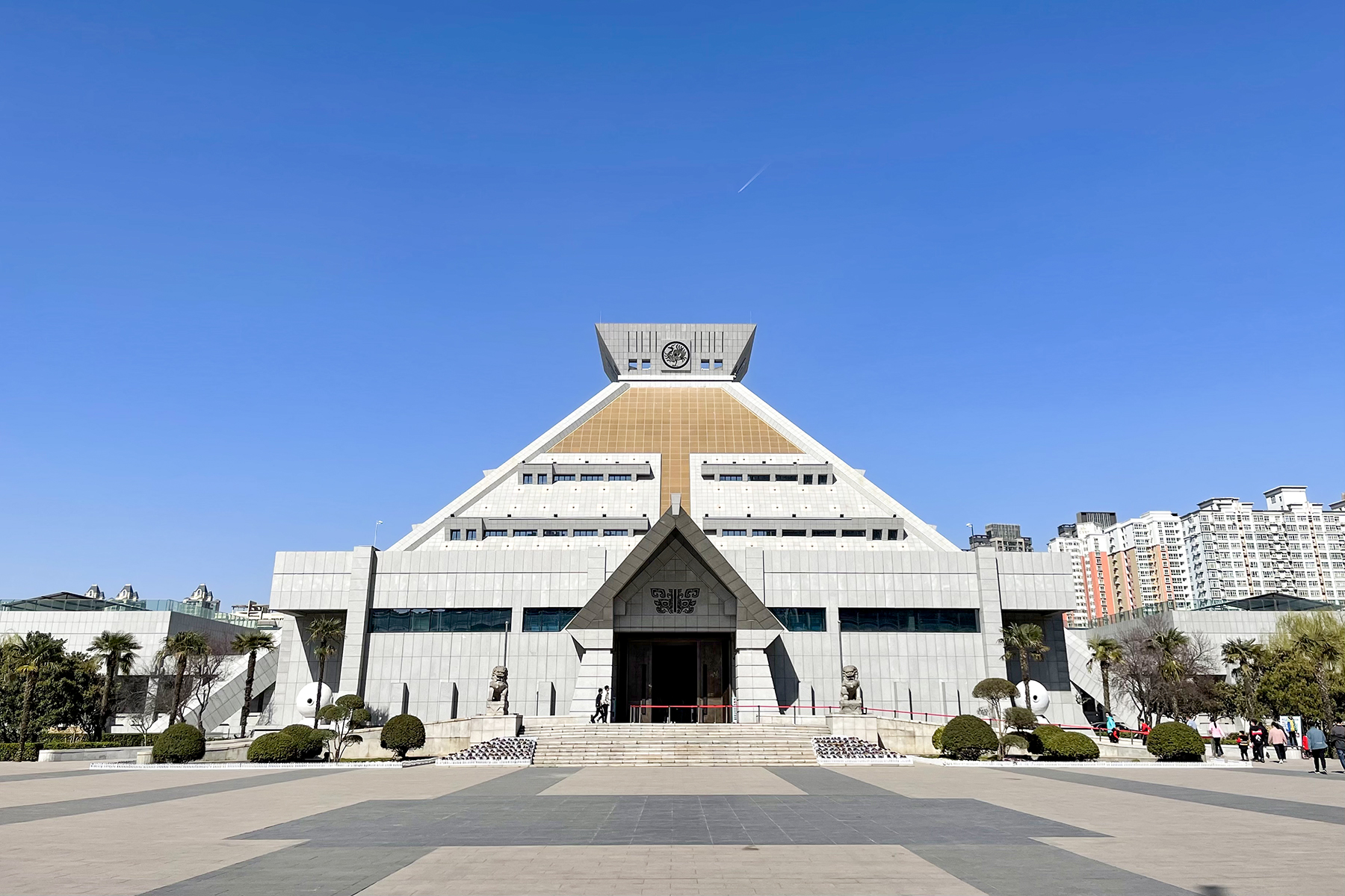 Front exterior of the main hall of Henan Museum
