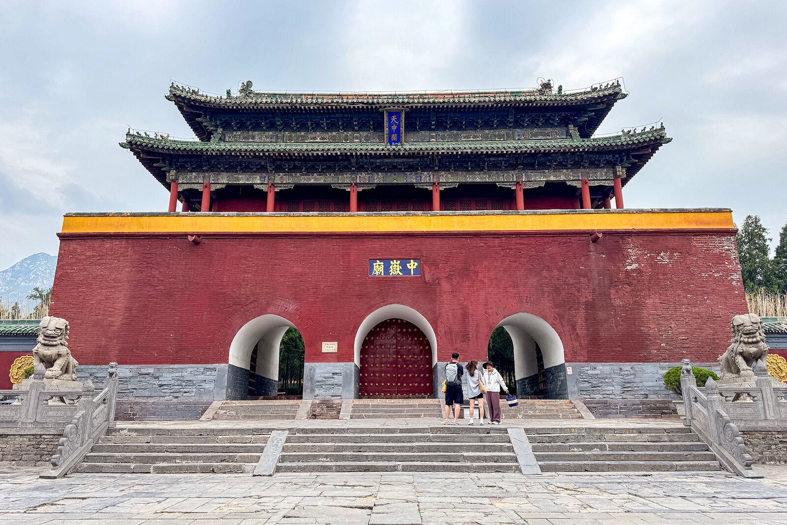 Axial courtyard and halls at Zhongyue Temple